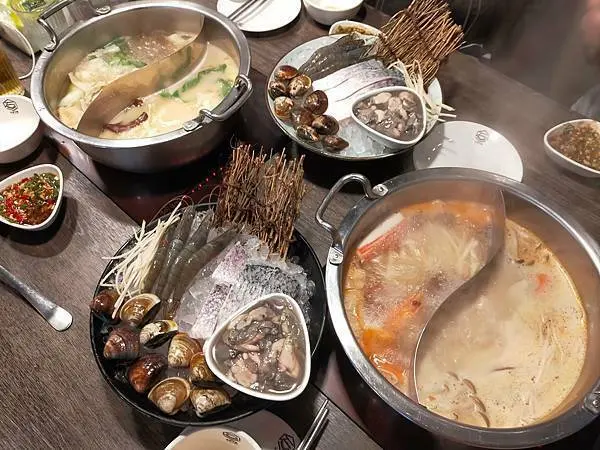 台北信義區~象山健走~補充體力的好地方~石水產火鍋~海鮮很新鮮喔~