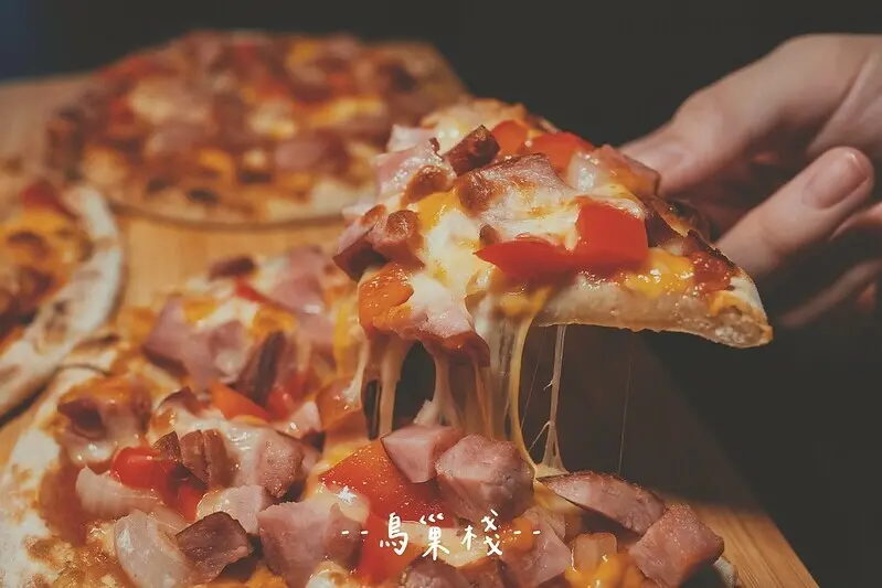 台南．中西區．友愛市場．鳥巢棧．百元不到的個人獨享小PIZZA．香酥口感Q彈的餅皮．一吃就愛上！！