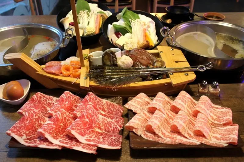 【板橋火鍋推薦】板橋車站美食推薦/水母缸現場秀/活體海鮮優質肉品火鍋/板橋聚餐推薦-海牧水產鍋物