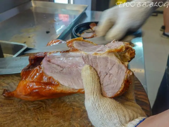 新北美食｜ 北城脆皮烤鴨板橋新埔分店》板橋美食烤鴨推薦！香酥金黃外皮，大火快炒鴨架，獨特中藥香料，集合鹹香辣口感超過癮！。 - 1個媽咪2個寶