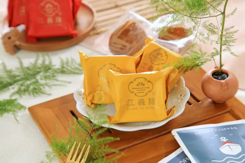 【奶香千層超讚-基隆美食伴手禮-年節禮盒推薦】三奇壹號咖啡館X江義隆,超人氣甜點變身-人氣禮盒 - 老爺爺與小老婆