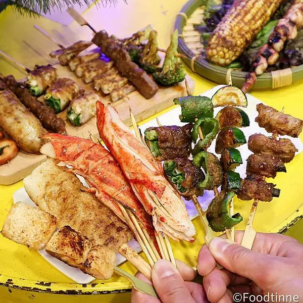 【紅火食代 串燒專門店｜中正紀念堂美食】外帶式串燒 人氣霸王蟹味腿、巨無霸章魚足必點 獨特醬汁＆特製秘粉 價格15元起 附菜單