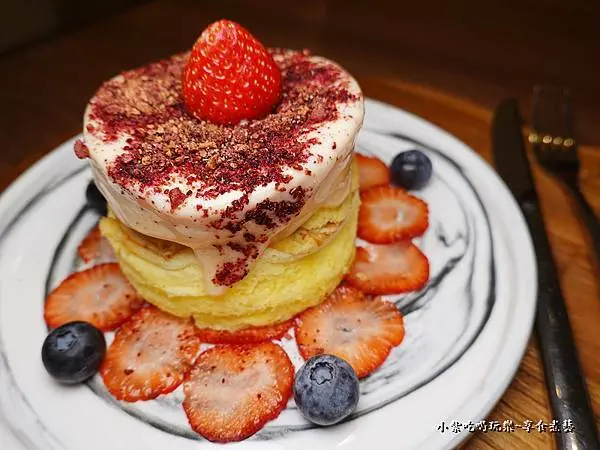 桃園咖啡廳推薦/藝文特區美食【成真咖啡桃園中正店】好吃草莓圓舞曲舒芙蕾、美味明太子干貝義大利麵！用餐不限時/不收服務費/附插座咖啡館/可包區。超多會員禮好康送/消費使用5倍振興券加碼送飲料券(食記/M