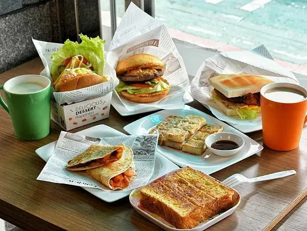 新店十四張早午餐，近湯泉社區，小碧潭公園，超幸福的韓國三明治，別處吃不到的排骨吐司，還有酥脆誘人的華爾滋堡 