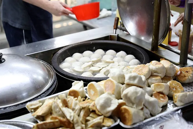 一天只賣3.5小時！只有在地人才知道的隱藏版，每天都大排長龍的爆餡水煎包