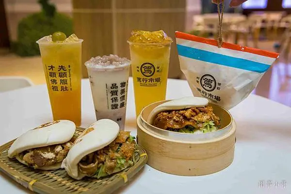 中壢大江購物中心美食推薦-篤行市場刈包，傳統美味巧思改造～顛覆你對刈包的想法！一份套餐百來元有吃又有喝～真的很划算呢。