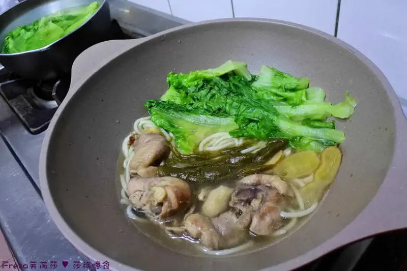 宅配麵食【築水引】溫順雞湯香辣風味「剝皮辣椒雞麵」特選花蓮剝皮辣椒＋厚塊雞肉／甘甜湯底超夠味 - Fresa芙芮莎♥莎旅憶食