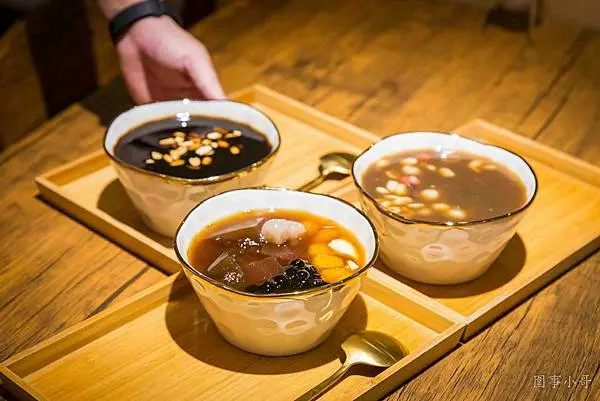 中壢健行科大美食點心-極上手工豆花，冬季限定品項上市啦！暖心熱呼呼的特選萬丹紅豆湯再加上黑糖薑汁豆花～暖心也暖身，要不要再來份燒仙草呢？