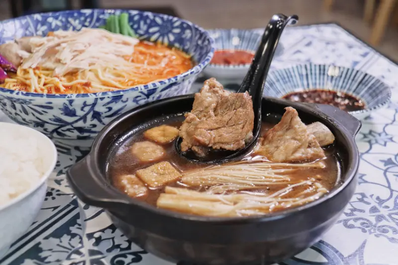 台中美食 | 麻坡郎 | 馬來西亞家鄉味，道地馬來西亞藥材肉骨茶、叻沙麵食這樣吃