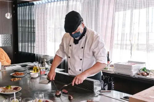 全台十大人氣鐵板燒推出PRIME菲力牛排與肋眼肉通通無限吃到飽，evian礦泉水與氣泡礦泉水無限暢飲！