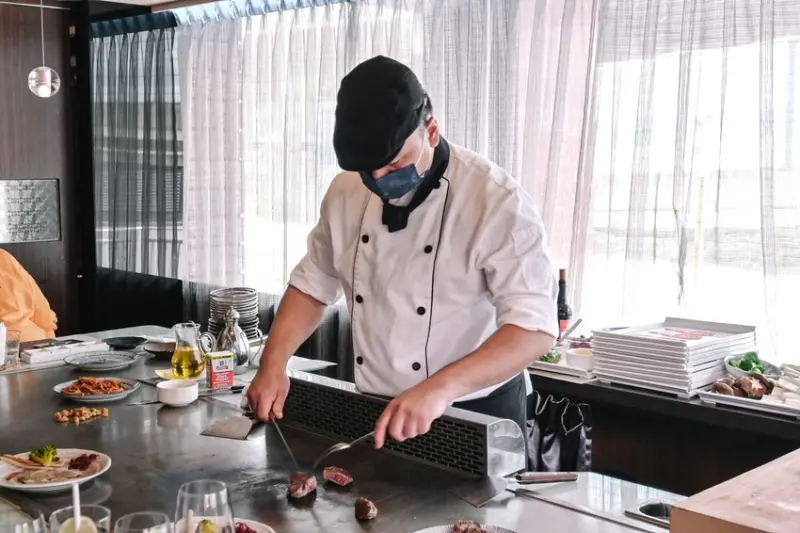 全台十大人氣鐵板燒推出PRIME菲力牛排與肋眼肉通通無限吃到飽，evian礦泉水與氣泡礦泉水無限暢飲！