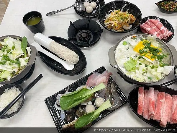 【高雄-夢婆湯鍋物哲學】楊記小火鍋分店。湯頭鮮甜，份量十足的料與超酥脆的炸臭豆腐