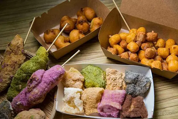 中壢健行美食點心推薦-幾何圖形椪餅煎，好吃的彩虹白糖粿超吸睛～少見的炸菱角一定要買來吃看看，而且傳統的台南小吃椪餅煎也能跟超司擦出新火花喔！(邀約)