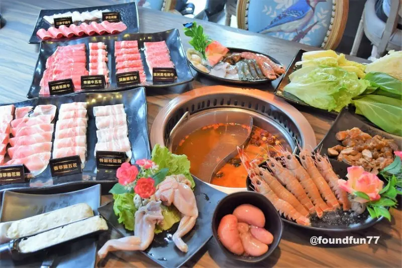 黑毛和牛吃到飽進軍信義區啦！辛巴適麻辣鍋還有直送海鮮、雞佛等80種以上食材任你吃