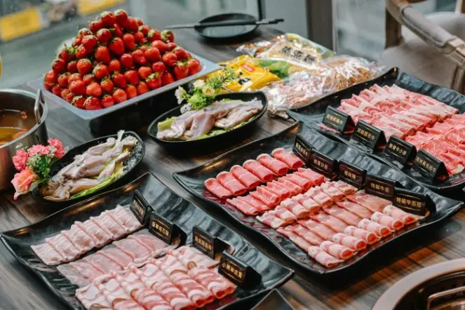 麻辣火鍋吃到飽，鴨血豆腐、和牛、哈根達斯、田雞、草莓、雞佛、牛肝、東港金剛蝦等超過100道餐點！