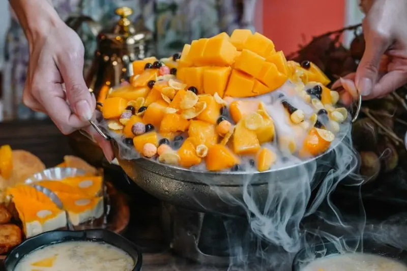 麻辣火鍋吃到飽，哈根達斯、芒果甜點、和牛、東港金剛蝦等多達90道餐點吃到飽超滿足！