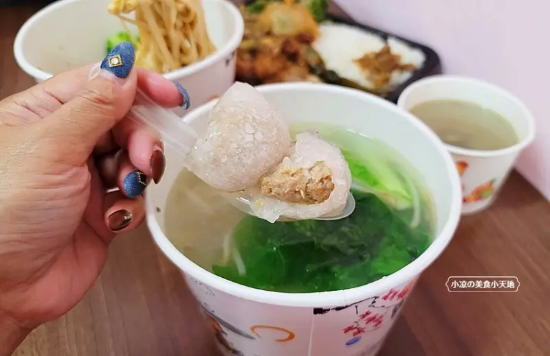 老伴麵館║台中銅板小吃，吃不膩的三角圓、軟Ｑ鹹香好滋味，餛飩乾麵也推薦唷！！