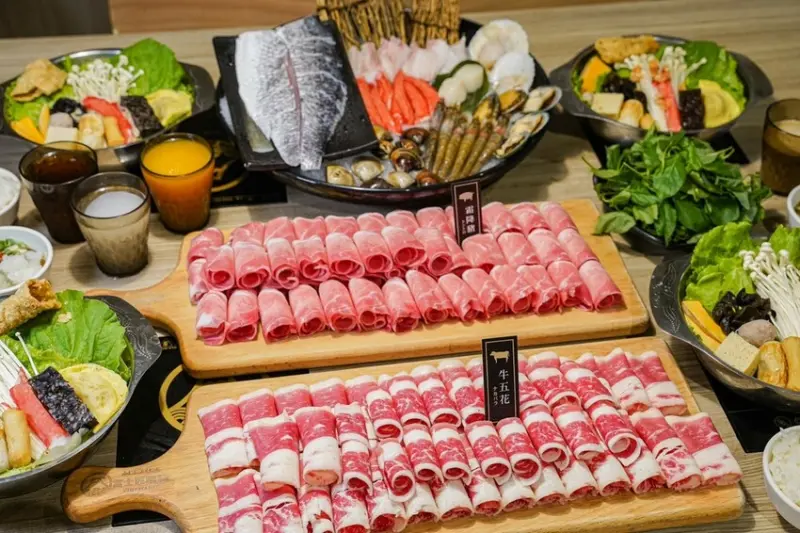 屏東美食｜東港日系文青平價鍋物/海陸套餐份量十足/白飯飲料冰淇淋吃到飽/富士匠鍋物-東港店