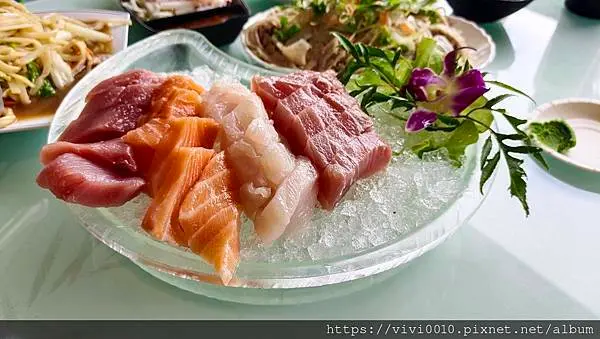 屏東.恆春-後壁湖百元生魚片好吃新鮮又一間!富美活海產乾淨寬敞舒適環境，而且對小朋友超友善喔^^