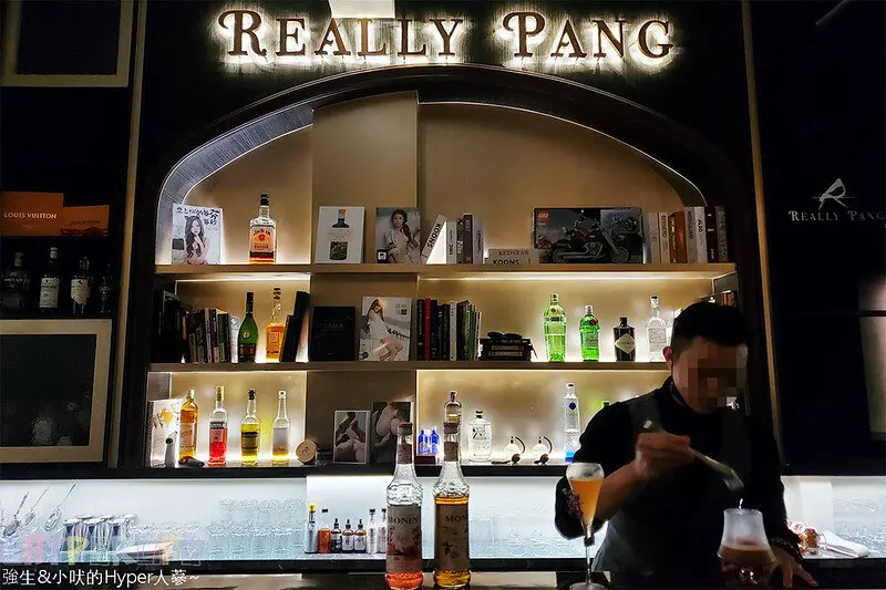 藏身在靜謐住宅區裡的低調餐9吧，不僅調9厲害連餐點都好吃，隱藏版的控肉飯更是誠意滿滿啊！