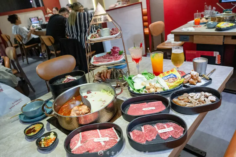 不到千元就有六款和牛吃到飽的麻辣火鍋竟然還有超好吃的大骨｜布雷克出走旅行視界