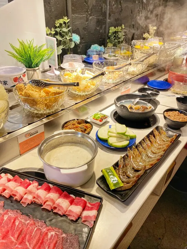 [台中北區] 花漾轉轉鍋｜全台中最便宜＄199吃到飽｜多達12隻白蝦挑戰全台火鍋店最低價｜蒜香蛤蜊鍋｜一鍋三吃超滿足！！ - 萍姐愛分享