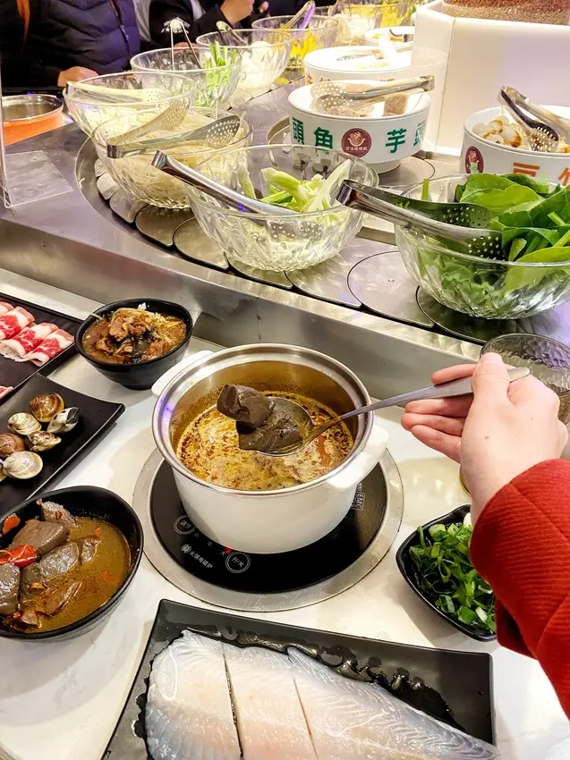 [台中北區] 花漾轉轉鍋｜麻辣牛奶鍋神仙吃法｜推薦3款必點火鍋單品｜加入花漾轉轉鍋會員集滿5枚印花送肉盤｜內附最新菜單 - 萍姐愛分享