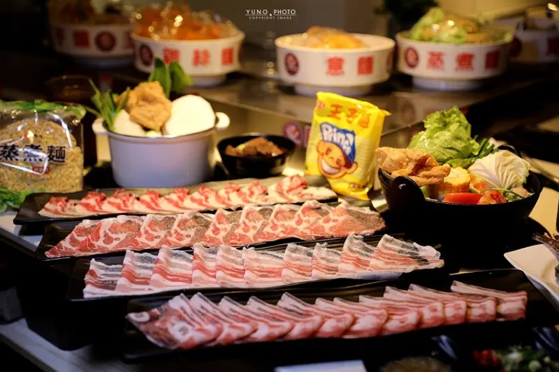 挑戰全台最高CP值超佛心迴轉火鍋199元起吃到飽！數十種時蔬、火鍋料、飲料冰淇淋、熟食任你挑 | 花漾轉轉鍋