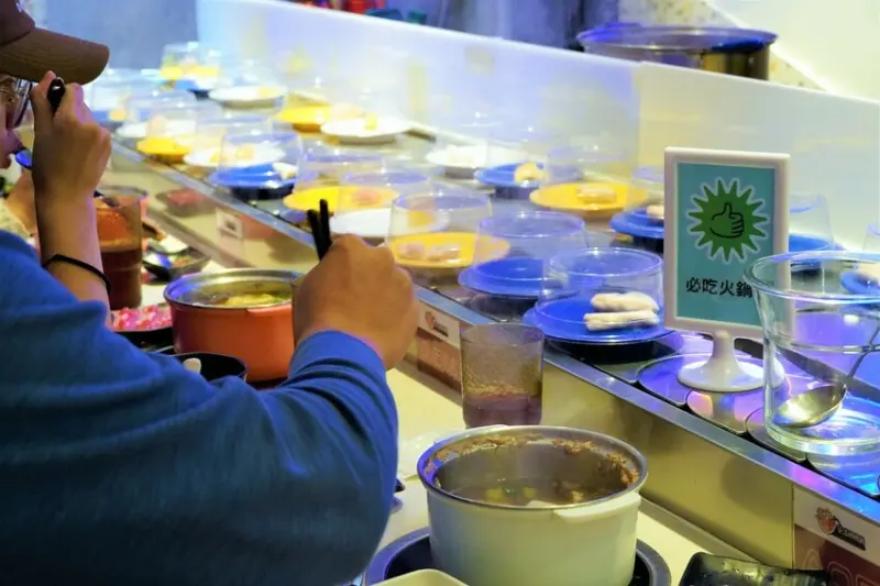 一中火鍋吃到飽 │ 開店就排隊花漾轉轉鍋 凍漲199元迴轉火鍋吃到飽 食材伸手拿一分鐘都不浪費 台中火鍋推薦