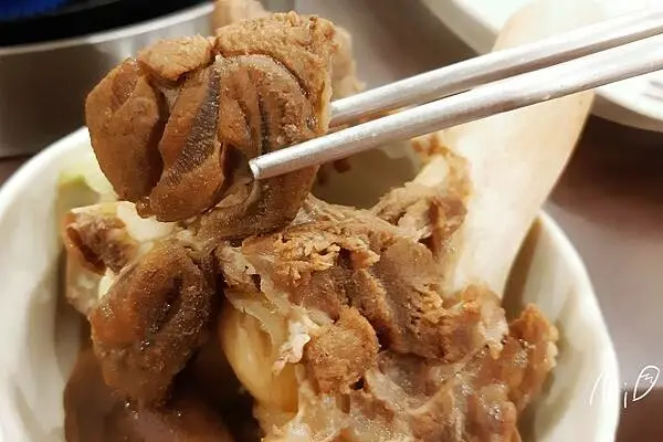 [嘉義東區]赤崁羊肉爐 嘉義二代店。新鮮蔬果與羊大骨羊肉通通吃到飽