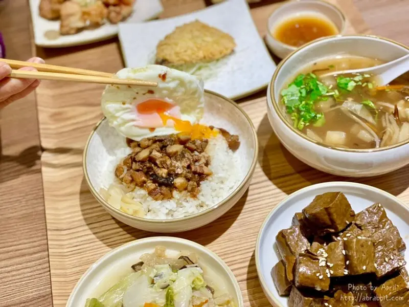 台中肉羹推薦|私肉羹 學生激推的小吃 藏匿在中友百貨後方的巷子裡 - 純粹