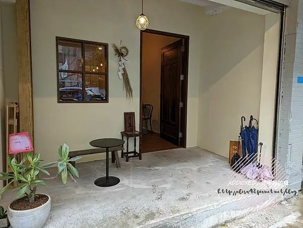 台北中山-[カフェ月里つきさと] 近中山捷運站老爺酒店巷弄，精緻草莓蛋糕與手沖咖啡，新開幕日式風格溫馨復古空間，營業到凌晨的深夜喫茶咖啡廳