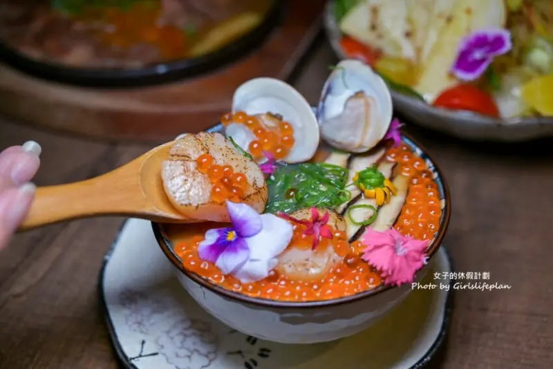 超夯4.9顆星深夜食堂平價居酒屋，以花點綴職人燒烤，每一道都讓人驚豔，難怪一開門就滿座
