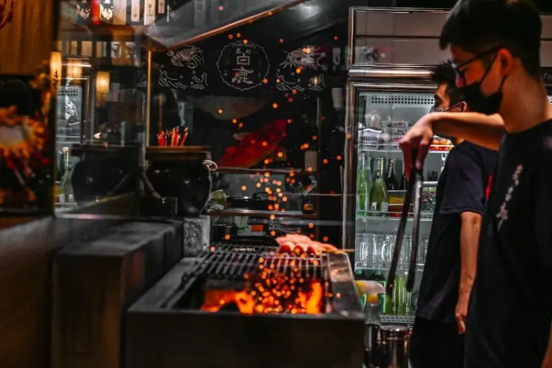 超夯4.9顆星深夜食堂居酒屋，以花點綴職人燒烤，每一道都讓人驚豔，難怪一開門就滿座！