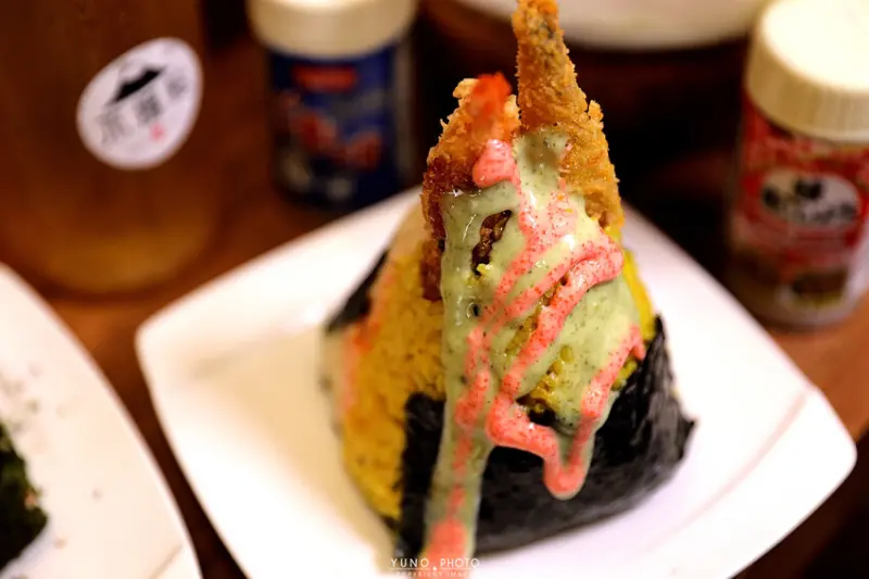 看就飽了！巨無霸飯糰吃一個抵兩個 海陸雙拼炸牡蠣、炸蝦、藍帶豬排通通不手軟｜不握松飯糰(台中沖繩飯糰推