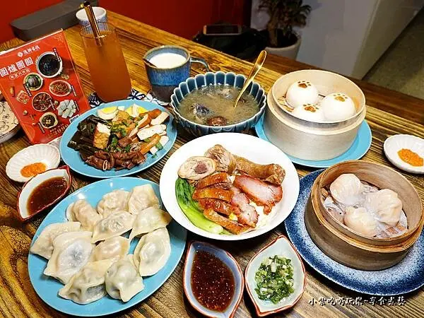 迪化街買年貨/大稻埕美食推薦【大稻埕復興客棧】美味台式小吃/寵物友善餐廳。綜合手工大水餃、港式燒臘、港點茶飲~復古懷舊餐廳。圍爐年菜伴手禮;火星猴子蝴蝶酥店旁~美味午餐/下午茶/多款年菜買一送一(食記
