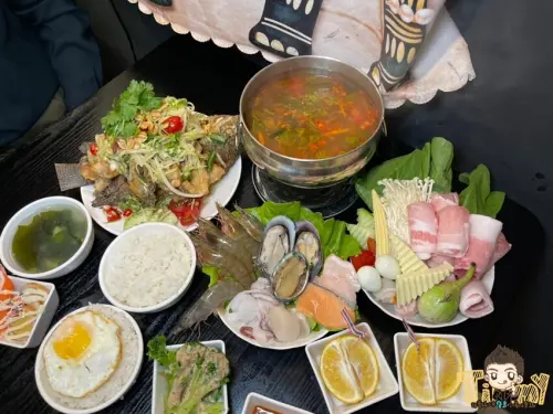 東門市場1132泰式料理。浮誇整尾炸魚山。超值冬蔭公海陸火鍋有蝦又有鮑魚！