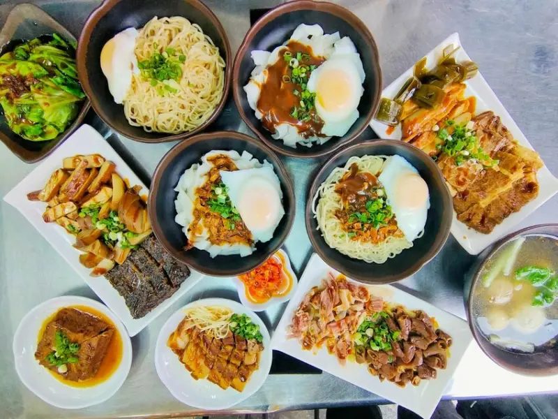 中壢火車站附近好吃的手工麵，半熟蛋包實在太邪惡了~還有超嫩的三層肉~激推！