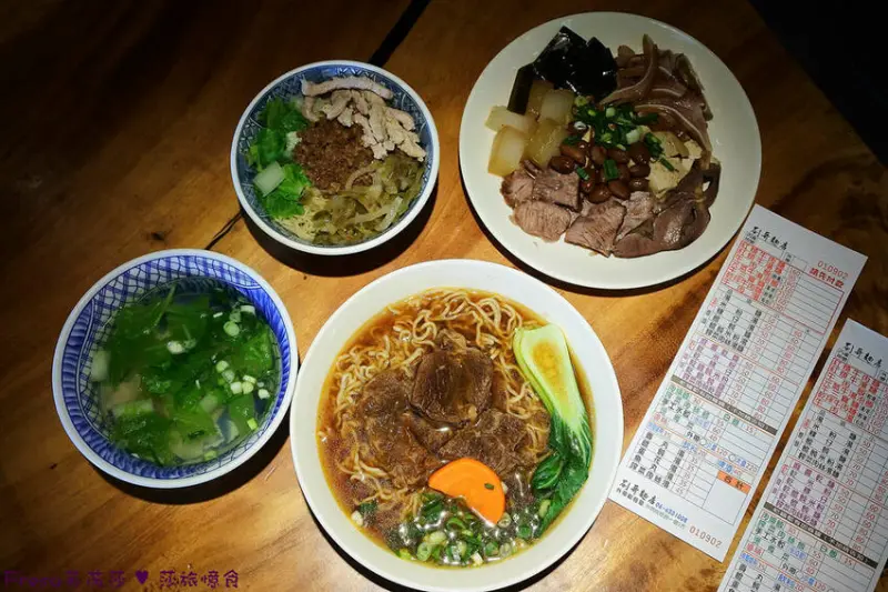 台南麵店【劉哥麵店】復古工業風麵館.懷舊骨董家具裝潢.必點榨菜肉絲麵／紅燒牛肉麵招牌菜色│新營店│新營美