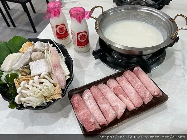 高雄火鍋晚餐推薦【高雄-珍好味臭臭鍋】超大氣兩瓶牛奶自由添加，看得到喝得到~霸氣牛奶鍋與藥膳燒酒雞~雞肉又嫩又香!!!