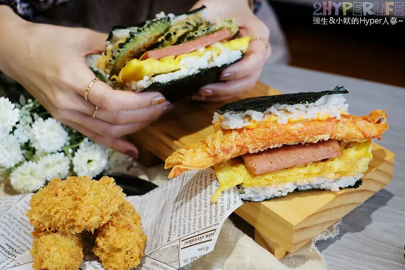 台中新開幕日式沖繩飯糰專賣店！魚火巷環境融合網美風和酒吧風，現點現做份量足～