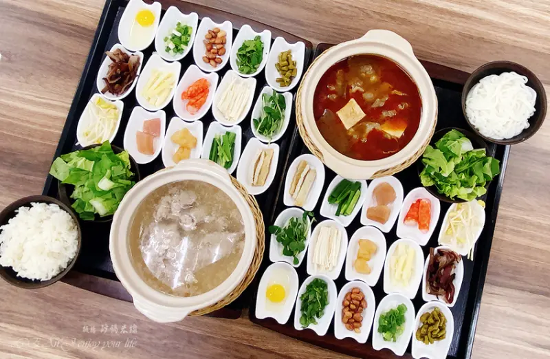 板橋砂鍋米線。皓。15道配料完美搭配，麻辣口味嗜辣者必來挑戰，清燉湯頭濃郁清甜，小菜牛腱肉現燉滷超級Q嫩，非常推薦的板橋長江路美食砂鍋米線│板橋美食推薦