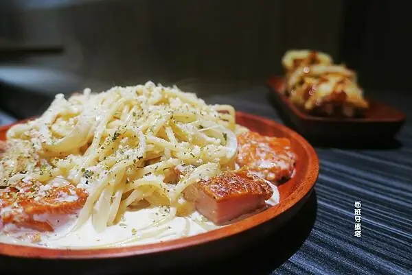 壹三找餐｜輔大師生太幸福！從早吃到晚的漢堡、吐司還有粉漿蛋餅，夾入老闆自製的馬鈴薯沙拉或是炸牡蠣！誇張好吃的白醬義大利麵也不能錯過！