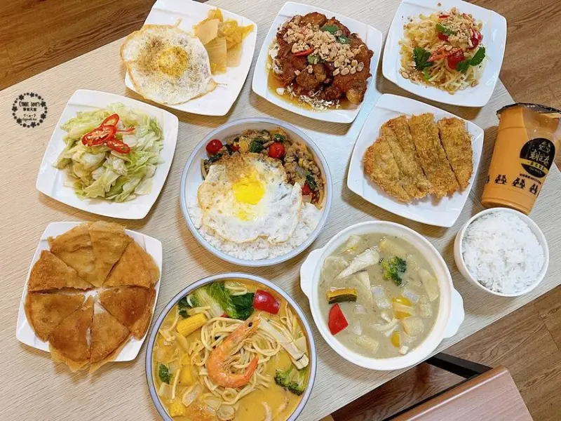 朝正泰南洋料理 大里塗城店，百元平價打拋豬肉飯、紅綠黃咖哩、泰式湯麵飯，一個人也可以享受泰式料理 - Cyndi loves享食天堂