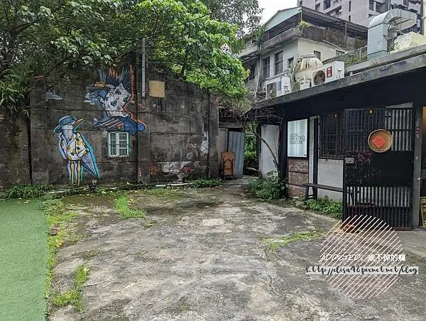 台北文山-[自由之丘CCIP & CAFE] 近木柵市場隱密巷道穿梭，老屋新生文創共享空間，Chill氛圍滿滿星空戶外電影院，可口紅絲絨與檸檬咖啡，水泥叢中遠離塵囂的不限時秘境咖啡