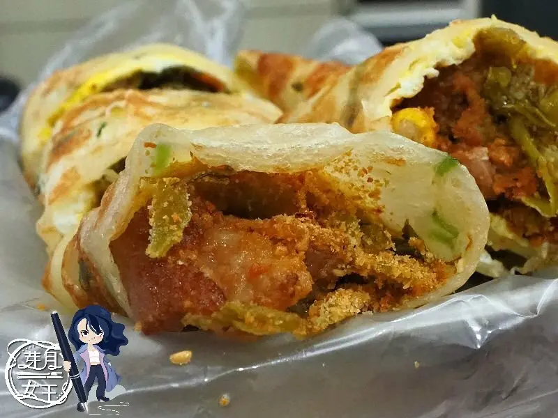 這家40年早餐店很低調，跟手一樣大的韭菜盒只要35元，還有焢肉蛋餅！！！