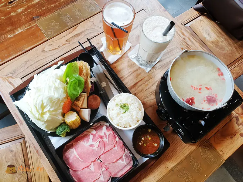 【花蓮美食】在地版花蓮春水堂《王記茶舖》聊天久坐x珍奶茶點x火鍋x簡餐店