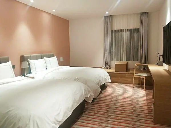 住宿【台中市。鳳凰酒店】親子客大推薦｜吃到下午的早餐自助吧｜交通便利