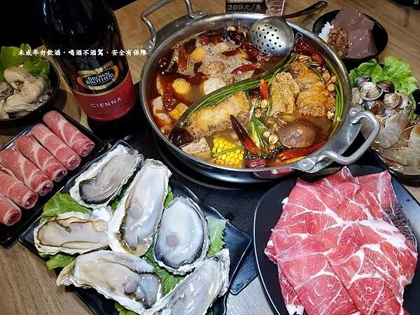 桃園火鍋吃到飽推薦【孫太太嚴選超市火鍋桃園店】豐富自助吧食材+159元日本生食級生蠔無限吃到飽/生日送壽星肉肉呼拉圈/消費集點送吃到飽餐券(食記/菜單)