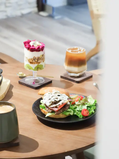 大安區六張犁咖啡廳 松露蘑菇牛肉漢堡、季節水果穀物優格